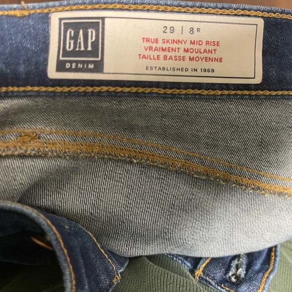 Women’s Gap skinny jeans mid rise excellent used condition. - Picture 3 of 3